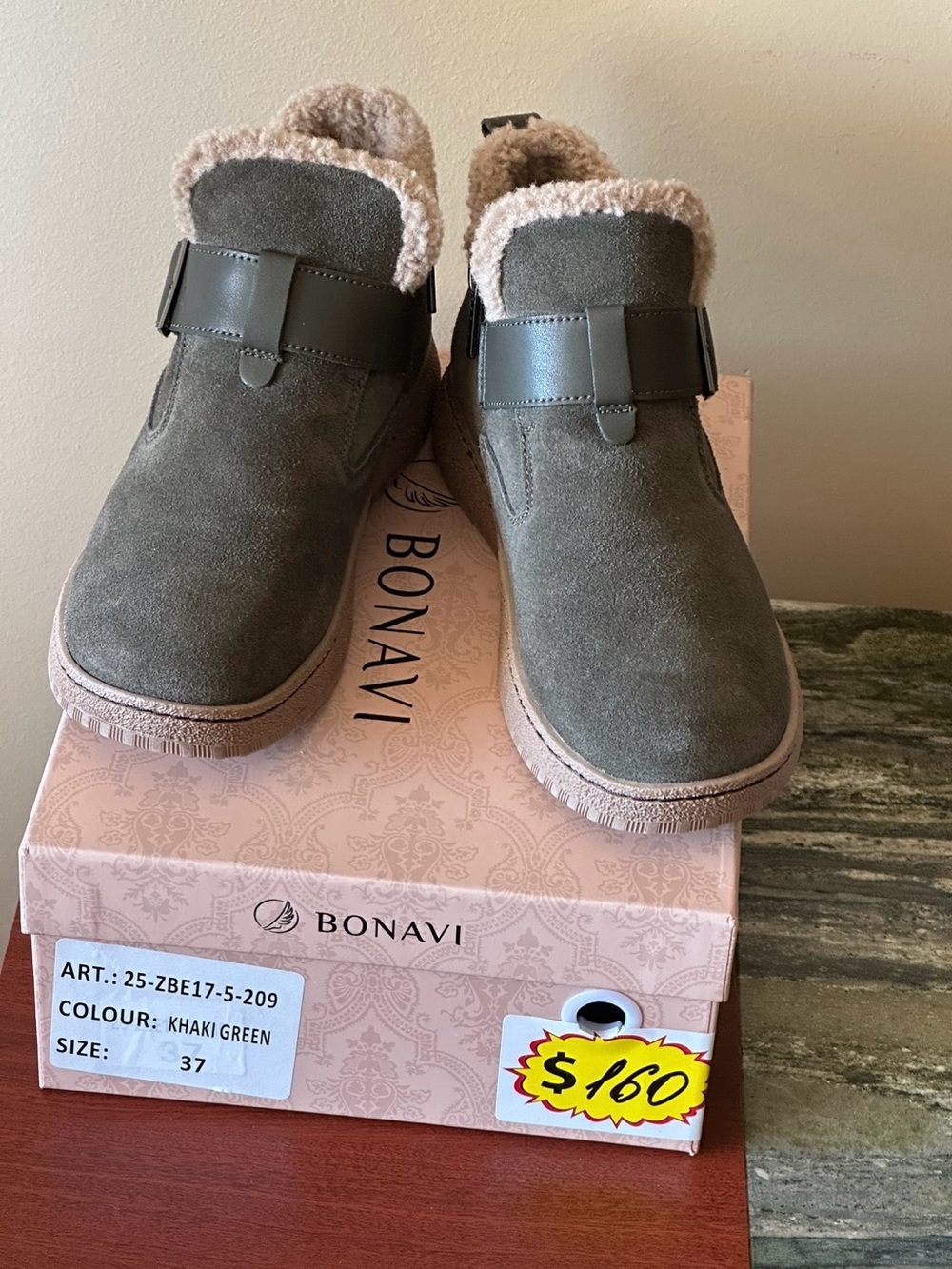 NIB BONAVI Suede Ankle Boots Khaki Green.Keep your feet cozy and content s EU 37